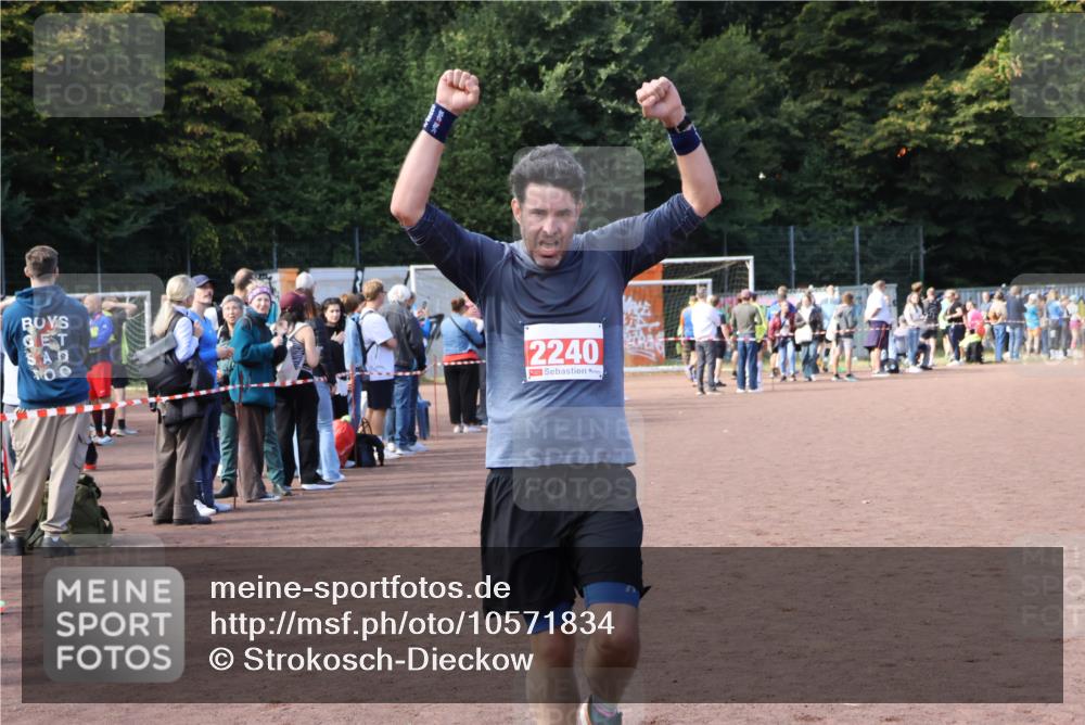 27.09.2026 - 35. Volkslauf durch das schöne Alstertal Strokosch-Dieckow http://msf.ph/oto/10571834 27.09.2026 12:20:27 Ziel 1901, 2240, 2413, 2426 meine-sportfotos.de