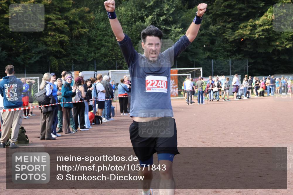 27.09.2026 - 35. Volkslauf durch das schöne Alstertal Strokosch-Dieckow http://msf.ph/oto/10571843 27.09.2026 12:20:28 Ziel 1901, 2240, 2413 meine-sportfotos.de