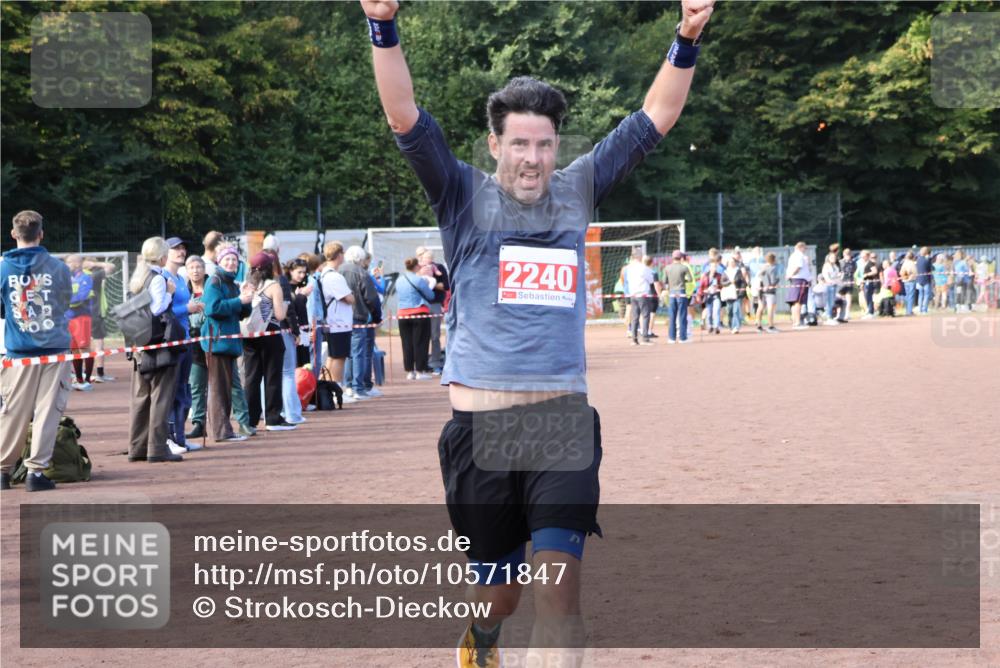 27.09.2026 - 35. Volkslauf durch das schöne Alstertal Strokosch-Dieckow http://msf.ph/oto/10571847 27.09.2026 12:20:28 Ziel 1901, 2240, 2413 meine-sportfotos.de