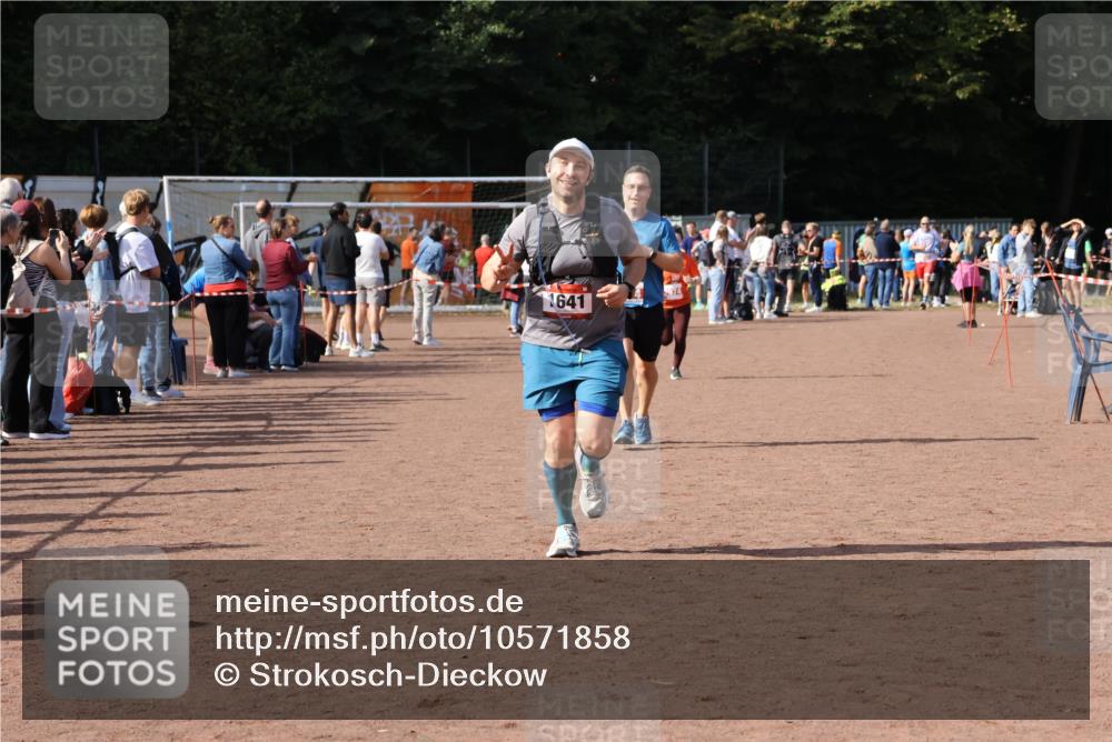 27.09.2026 - 35. Volkslauf durch das schöne Alstertal Strokosch-Dieckow http://msf.ph/oto/10571858 27.09.2026 12:20:51 Ziel 1079, 1641, 2074, 2974 meine-sportfotos.de