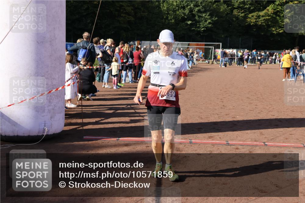 27.09.2026 - 35. Volkslauf durch das schöne Alstertal Strokosch-Dieckow http://msf.ph/oto/10571859 27.09.2026 11:21:07 Ziel 3246, 3252, 3269, 3394 meine-sportfotos.de