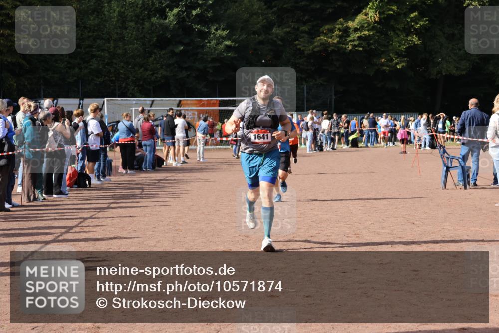 27.09.2026 - 35. Volkslauf durch das schöne Alstertal Strokosch-Dieckow http://msf.ph/oto/10571874 27.09.2026 12:20:51 Ziel 1079, 1641, 2074, 2974 meine-sportfotos.de