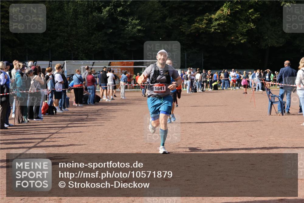 27.09.2026 - 35. Volkslauf durch das schöne Alstertal Strokosch-Dieckow http://msf.ph/oto/10571879 27.09.2026 12:20:51 Ziel 1079, 1641, 2074, 2974 meine-sportfotos.de
