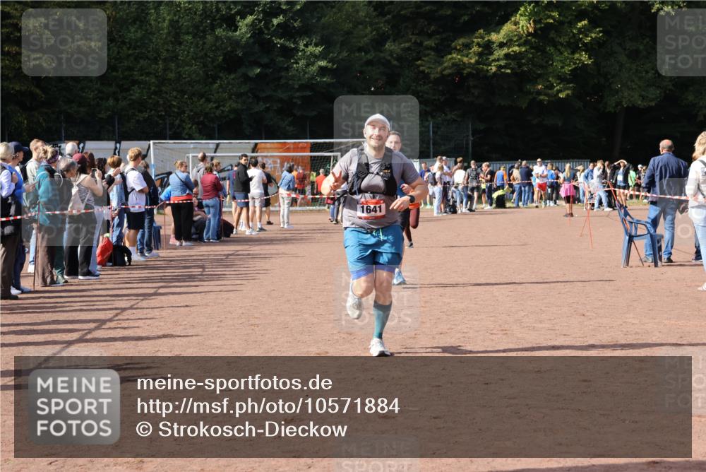 27.09.2026 - 35. Volkslauf durch das schöne Alstertal Strokosch-Dieckow http://msf.ph/oto/10571884 27.09.2026 12:20:51 Ziel 1079, 1641, 2074, 2974 meine-sportfotos.de