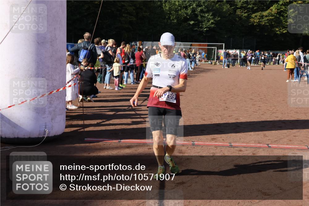 27.09.2026 - 35. Volkslauf durch das schöne Alstertal Strokosch-Dieckow http://msf.ph/oto/10571907 27.09.2026 11:21:07 Ziel 3246, 3252, 3269, 3394 meine-sportfotos.de