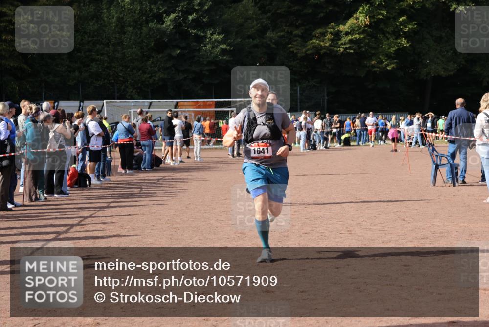 27.09.2026 - 35. Volkslauf durch das schöne Alstertal Strokosch-Dieckow http://msf.ph/oto/10571909 27.09.2026 12:20:51 Ziel 1079, 1641, 2074, 2974 meine-sportfotos.de