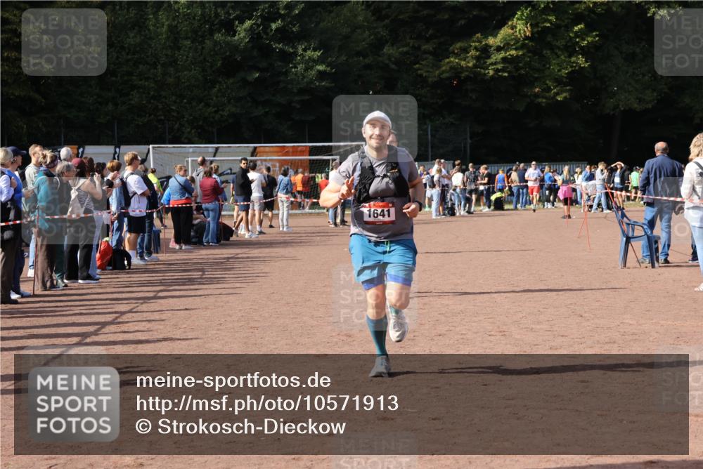 27.09.2026 - 35. Volkslauf durch das schöne Alstertal Strokosch-Dieckow http://msf.ph/oto/10571913 27.09.2026 12:20:52 Ziel 1079, 1641, 2074, 2974 meine-sportfotos.de