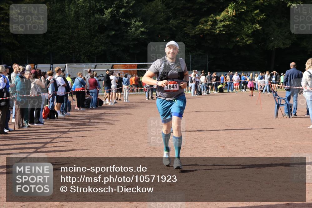 27.09.2026 - 35. Volkslauf durch das schöne Alstertal Strokosch-Dieckow http://msf.ph/oto/10571923 27.09.2026 12:20:52 Ziel 1079, 1641, 2074, 2974 meine-sportfotos.de