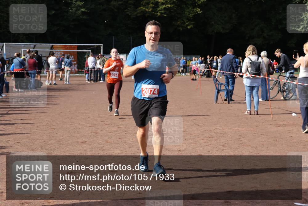 27.09.2026 - 35. Volkslauf durch das schöne Alstertal Strokosch-Dieckow http://msf.ph/oto/10571933 27.09.2026 12:20:55 Ziel 1079, 1641, 2074, 2974 meine-sportfotos.de