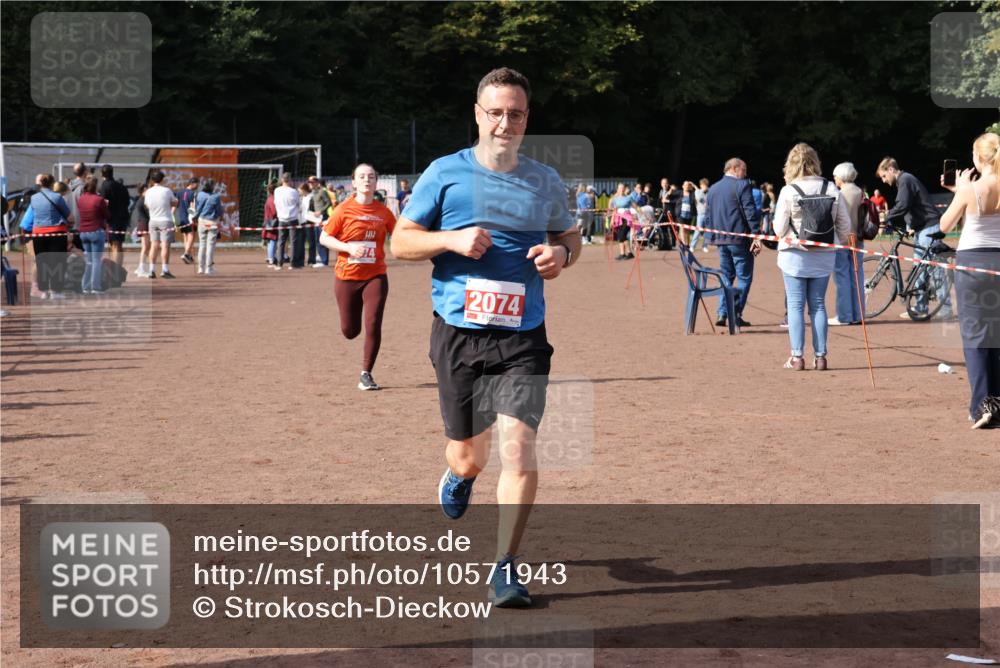 27.09.2026 - 35. Volkslauf durch das schöne Alstertal Strokosch-Dieckow http://msf.ph/oto/10571943 27.09.2026 12:20:55 Ziel 1079, 1641, 2074, 2974 meine-sportfotos.de