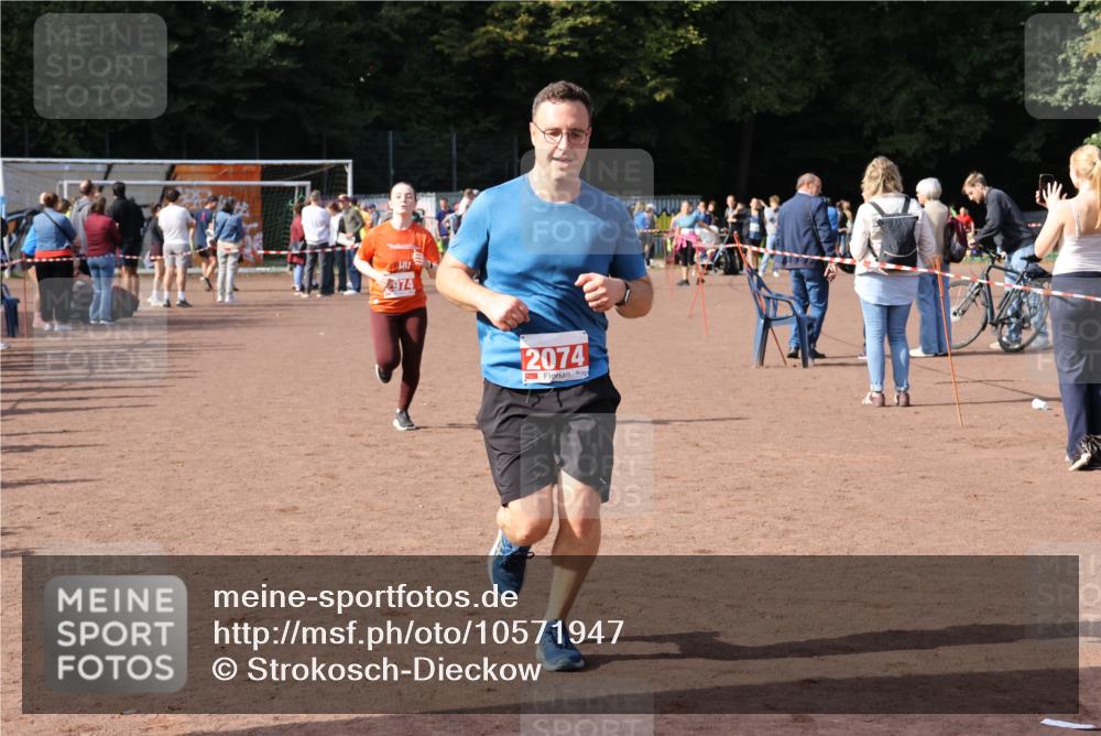 27.09.2026 - 35. Volkslauf durch das schöne Alstertal Strokosch-Dieckow http://msf.ph/oto/10571947 27.09.2026 12:20:55 Ziel 1079, 1641, 2074, 2974 meine-sportfotos.de