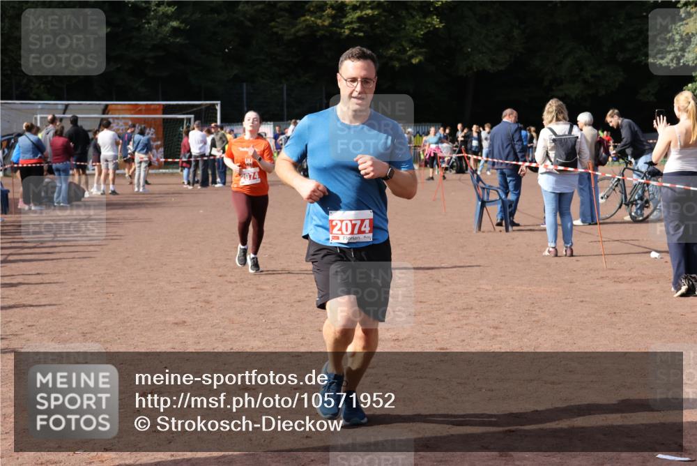 27.09.2026 - 35. Volkslauf durch das schöne Alstertal Strokosch-Dieckow http://msf.ph/oto/10571952 27.09.2026 12:20:55 Ziel 1079, 1641, 2074, 2974 meine-sportfotos.de