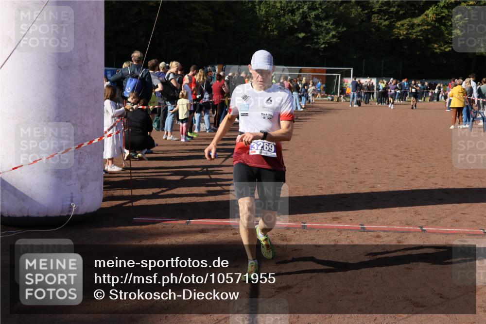 27.09.2026 - 35. Volkslauf durch das schöne Alstertal Strokosch-Dieckow http://msf.ph/oto/10571955 27.09.2026 11:21:07 Ziel 3246, 3252, 3269, 3394 meine-sportfotos.de