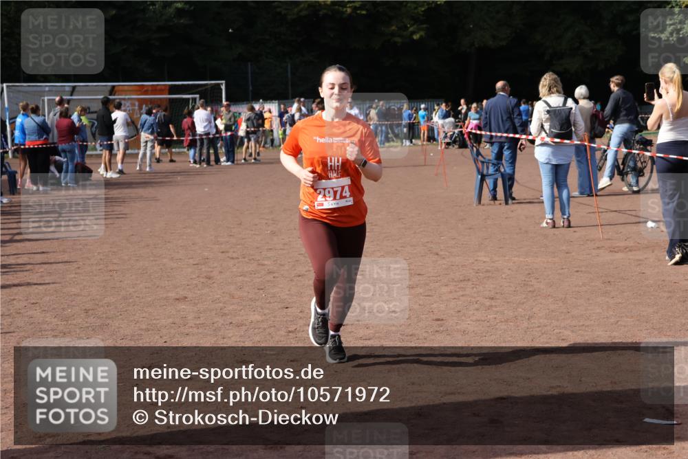 27.09.2026 - 35. Volkslauf durch das schöne Alstertal Strokosch-Dieckow http://msf.ph/oto/10571972 27.09.2026 12:20:57 Ziel 1079, 1641, 2074, 2974 meine-sportfotos.de