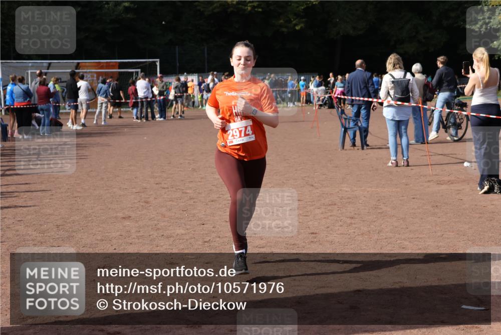 27.09.2026 - 35. Volkslauf durch das schöne Alstertal Strokosch-Dieckow http://msf.ph/oto/10571976 27.09.2026 12:20:57 Ziel 1079, 1641, 2074, 2974 meine-sportfotos.de