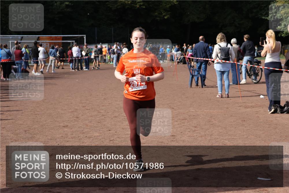 27.09.2026 - 35. Volkslauf durch das schöne Alstertal Strokosch-Dieckow http://msf.ph/oto/10571986 27.09.2026 12:20:57 Ziel 1079, 1641, 2074, 2974 meine-sportfotos.de