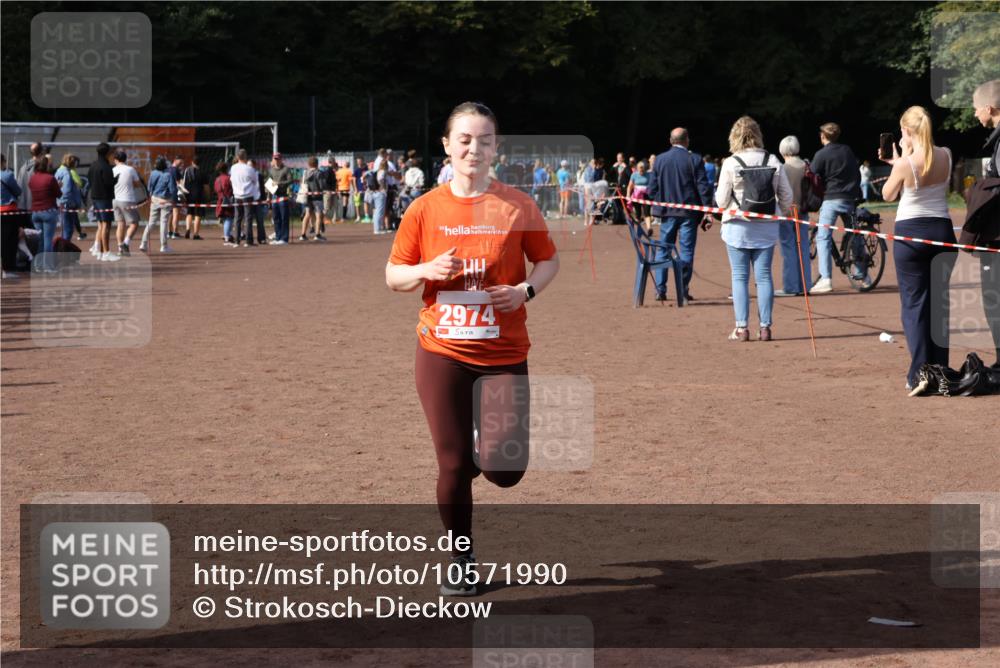 27.09.2026 - 35. Volkslauf durch das schöne Alstertal Strokosch-Dieckow http://msf.ph/oto/10571990 27.09.2026 12:20:57 Ziel 1079, 1641, 2074, 2974 meine-sportfotos.de