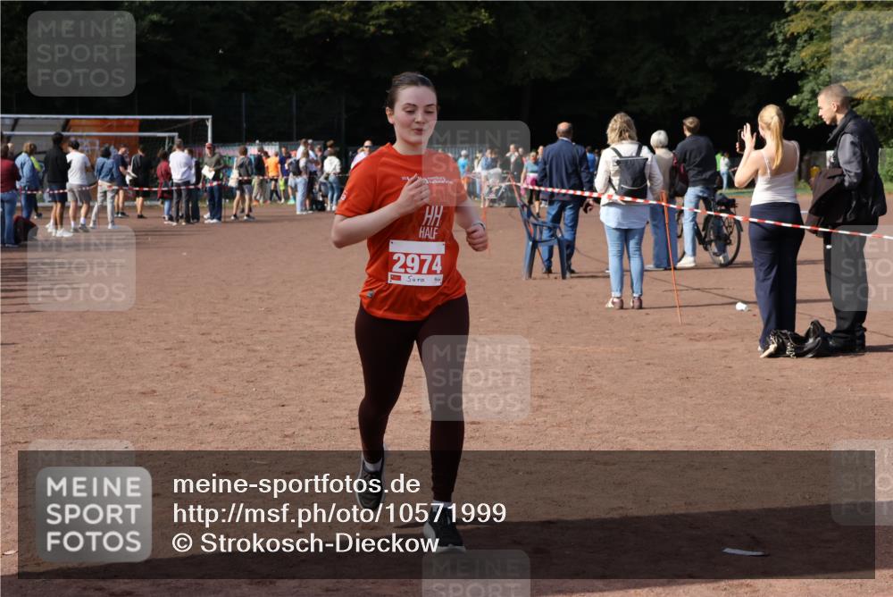 27.09.2026 - 35. Volkslauf durch das schöne Alstertal Strokosch-Dieckow http://msf.ph/oto/10571999 27.09.2026 12:20:57 Ziel 1079, 1641, 2074, 2974 meine-sportfotos.de