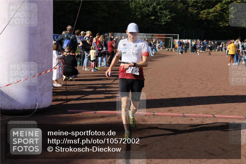 27.09.2026 - 35. Volkslauf durch das schöne Alstertal Strokosch-Dieckow http://msf.ph/oto/10572002 27.09.2026 11:21:07 Ziel 3246, 3252, 3269, 3394 meine-sportfotos.de