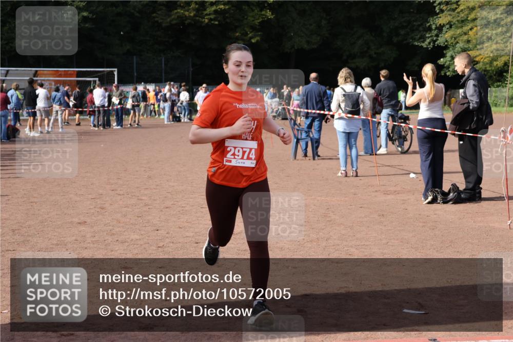 27.09.2026 - 35. Volkslauf durch das schöne Alstertal Strokosch-Dieckow http://msf.ph/oto/10572005 27.09.2026 12:20:57 Ziel 1079, 1641, 2074, 2974 meine-sportfotos.de