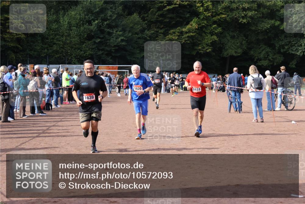 27.09.2026 - 35. Volkslauf durch das schöne Alstertal Strokosch-Dieckow http://msf.ph/oto/10572093 27.09.2026 12:21:28 Ziel 1620, 1633, 1635, 1639, 1640 meine-sportfotos.de