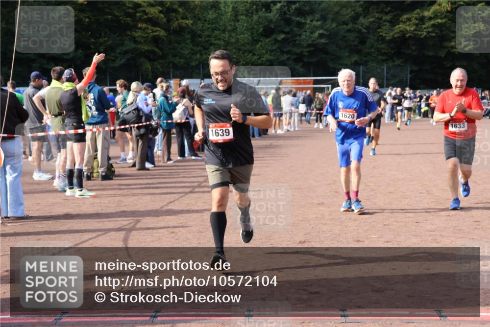 27.09.2026 - 35. Volkslauf durch das schöne Alstertal Strokosch-Dieckow http://msf.ph/oto/10572104 27.09.2026 12:21:29 Ziel 1620, 1633, 1635, 1639, 1640 meine-sportfotos.de