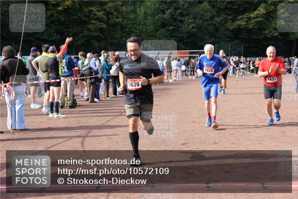 27.09.2026 - 35. Volkslauf durch das schöne Alstertal Strokosch-Dieckow http://msf.ph/oto/10572109 27.09.2026 12:21:29 Ziel 1620, 1633, 1635, 1639, 1640 meine-sportfotos.de