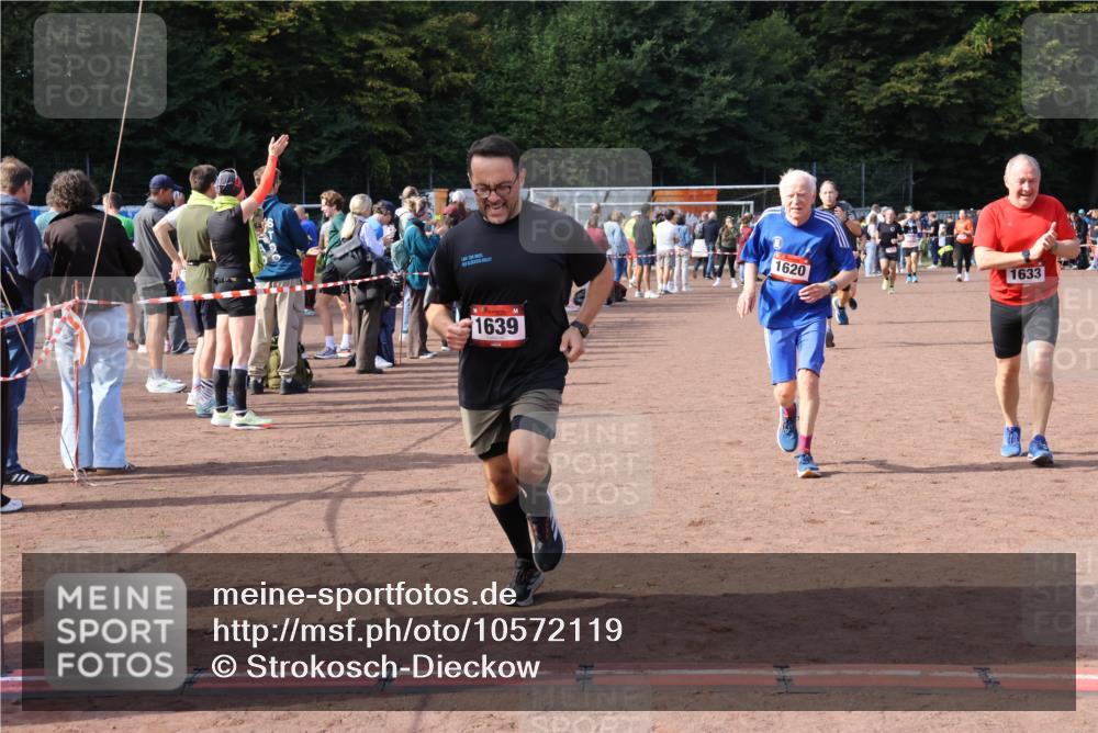 27.09.2026 - 35. Volkslauf durch das schöne Alstertal Strokosch-Dieckow http://msf.ph/oto/10572119 27.09.2026 12:21:29 Ziel 1620, 1633, 1635, 1639, 1640 meine-sportfotos.de