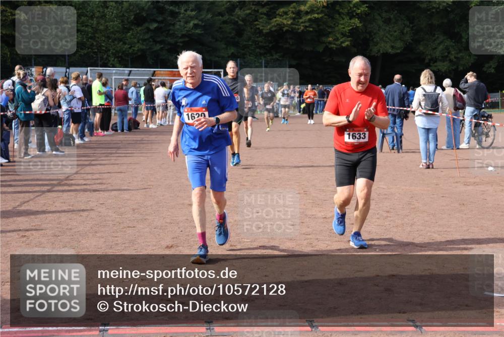 27.09.2026 - 35. Volkslauf durch das schöne Alstertal Strokosch-Dieckow http://msf.ph/oto/10572128 27.09.2026 12:21:30 Ziel 1620, 1633, 1635, 1639, 1640 meine-sportfotos.de