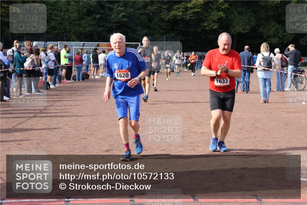 27.09.2026 - 35. Volkslauf durch das schöne Alstertal Strokosch-Dieckow http://msf.ph/oto/10572133 27.09.2026 12:21:31 Ziel 1615, 1620, 1633, 1635, 1639, 1640 meine-sportfotos.de