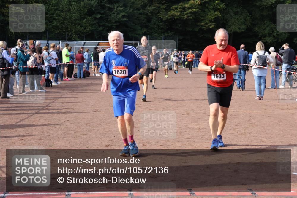 27.09.2026 - 35. Volkslauf durch das schöne Alstertal Strokosch-Dieckow http://msf.ph/oto/10572136 27.09.2026 12:21:31 Ziel 1615, 1620, 1633, 1635, 1639, 1640 meine-sportfotos.de