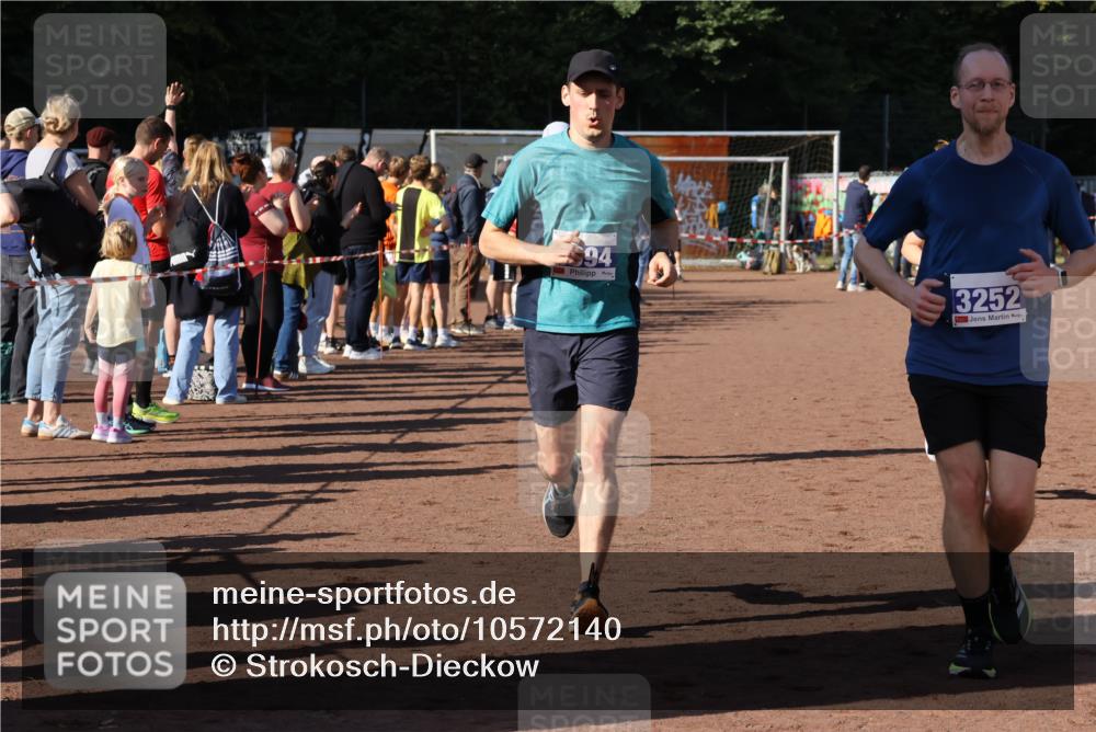 27.09.2026 - 35. Volkslauf durch das schöne Alstertal Strokosch-Dieckow http://msf.ph/oto/10572140 27.09.2026 11:21:03 Ziel 3184, 3246, 3252, 3269, 3394 meine-sportfotos.de