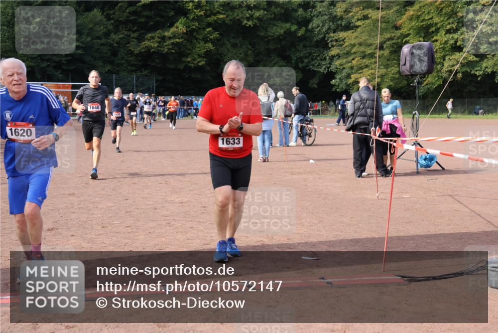 27.09.2026 - 35. Volkslauf durch das schöne Alstertal Strokosch-Dieckow http://msf.ph/oto/10572147 27.09.2026 12:21:31 Ziel 1615, 1620, 1633, 1635, 1639, 1640 meine-sportfotos.de