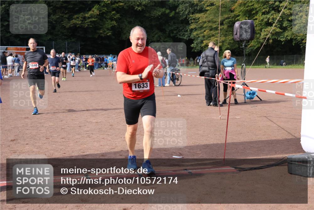 27.09.2026 - 35. Volkslauf durch das schöne Alstertal Strokosch-Dieckow http://msf.ph/oto/10572174 27.09.2026 12:21:32 Ziel 1615, 1620, 1633, 1635, 1639, 1640 meine-sportfotos.de