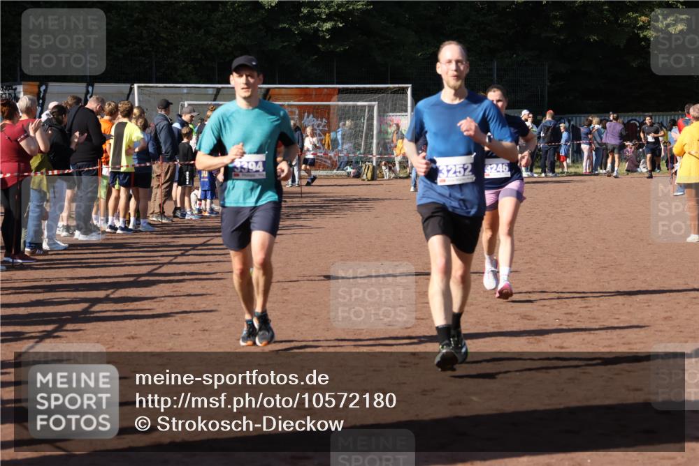 27.09.2026 - 35. Volkslauf durch das schöne Alstertal Strokosch-Dieckow http://msf.ph/oto/10572180 27.09.2026 11:21:02 Ziel 3184, 3246, 3252, 3269, 3394 meine-sportfotos.de