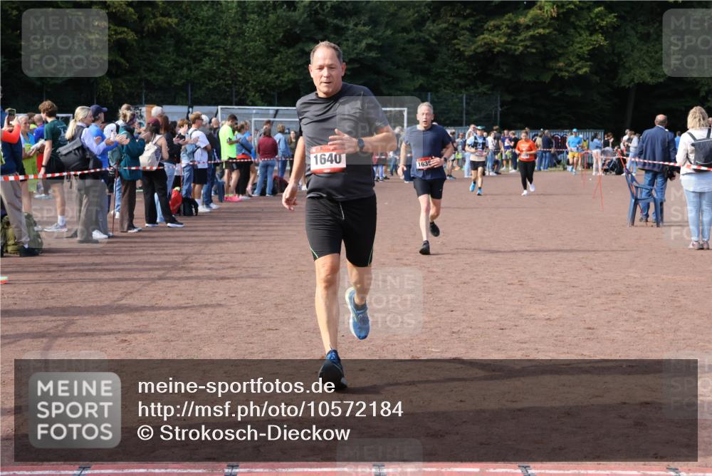 27.09.2026 - 35. Volkslauf durch das schöne Alstertal Strokosch-Dieckow http://msf.ph/oto/10572184 27.09.2026 12:21:33 Ziel 1615, 1620, 1633, 1635, 1639, 1640 meine-sportfotos.de