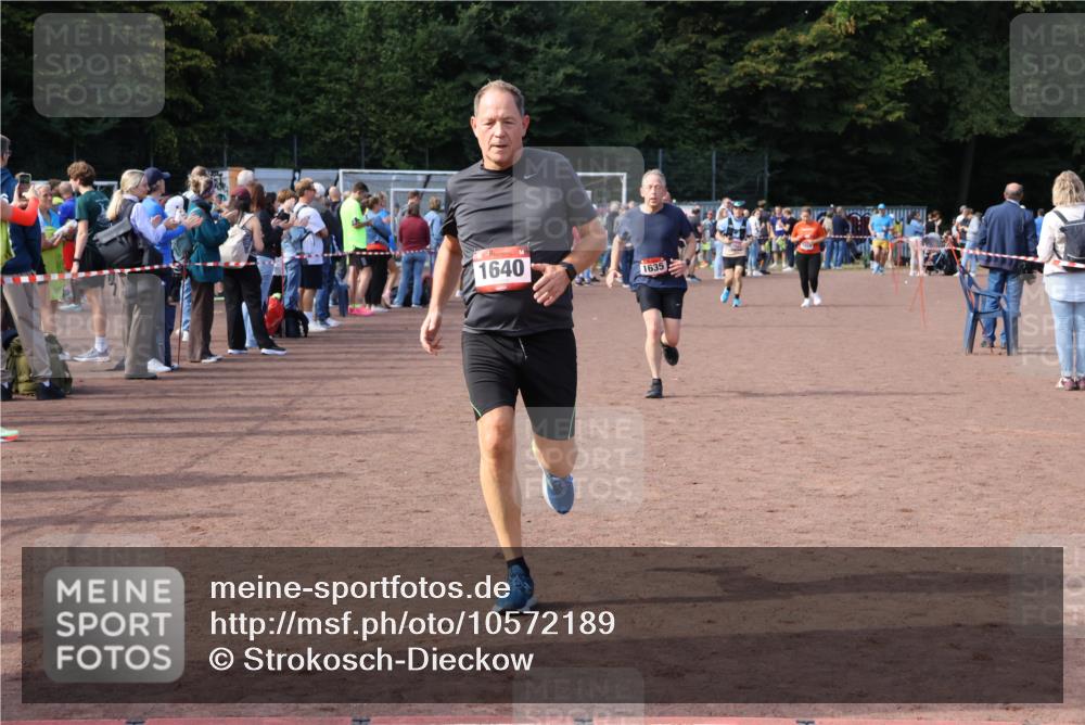 27.09.2026 - 35. Volkslauf durch das schöne Alstertal Strokosch-Dieckow http://msf.ph/oto/10572189 27.09.2026 12:21:33 Ziel 1615, 1620, 1633, 1635, 1639, 1640 meine-sportfotos.de