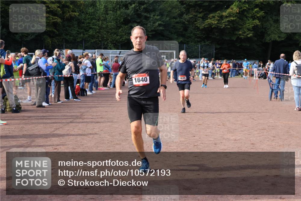 27.09.2026 - 35. Volkslauf durch das schöne Alstertal Strokosch-Dieckow http://msf.ph/oto/10572193 27.09.2026 12:21:33 Ziel 1615, 1620, 1633, 1635, 1639, 1640 meine-sportfotos.de