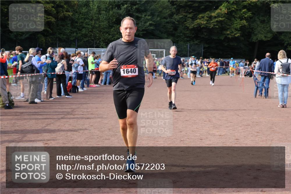 27.09.2026 - 35. Volkslauf durch das schöne Alstertal Strokosch-Dieckow http://msf.ph/oto/10572203 27.09.2026 12:21:33 Ziel 1615, 1620, 1633, 1635, 1639, 1640 meine-sportfotos.de