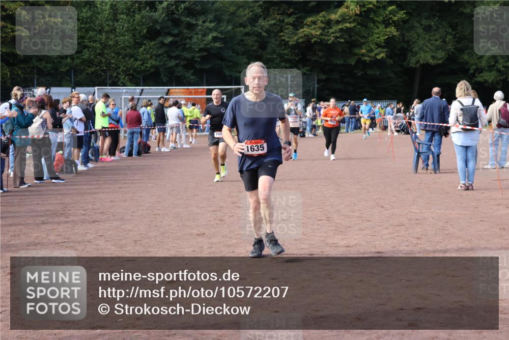 27.09.2026 - 35. Volkslauf durch das schöne Alstertal Strokosch-Dieckow http://msf.ph/oto/10572207 27.09.2026 12:21:35 Ziel 1615, 1620, 1633, 1635, 1640 meine-sportfotos.de