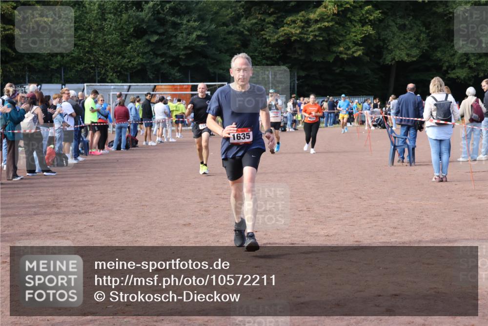 27.09.2026 - 35. Volkslauf durch das schöne Alstertal Strokosch-Dieckow http://msf.ph/oto/10572211 27.09.2026 12:21:36 Ziel 1059, 1615, 1622, 1635, 1640 meine-sportfotos.de