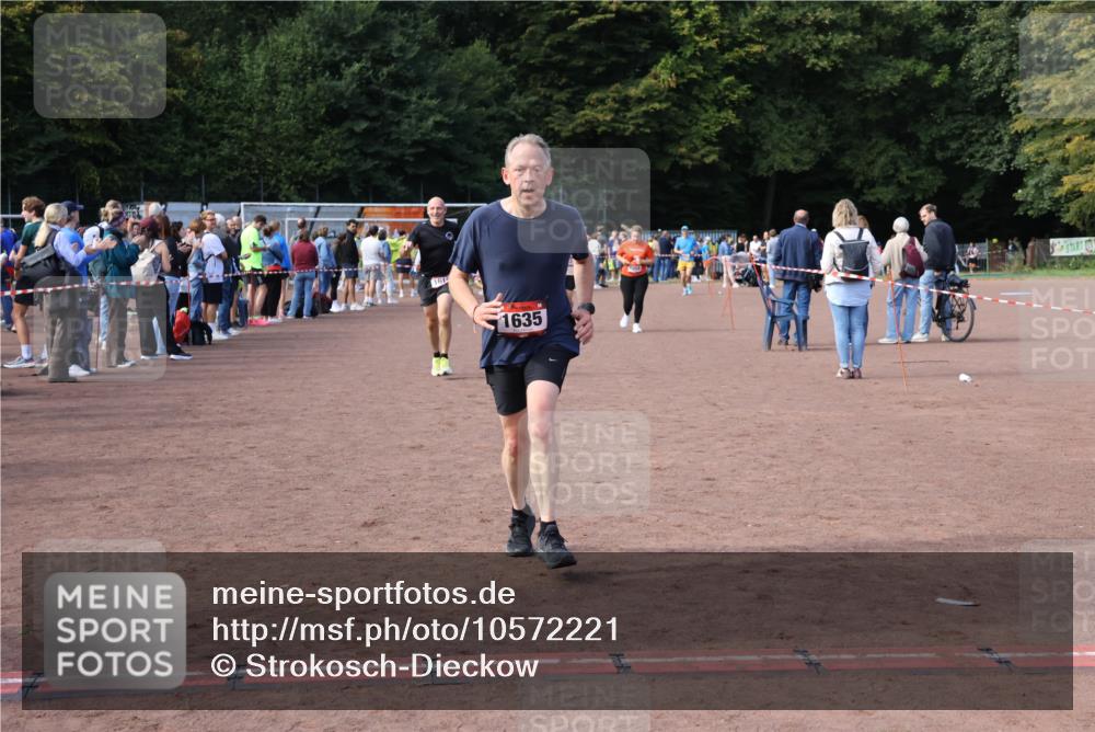 27.09.2026 - 35. Volkslauf durch das schöne Alstertal Strokosch-Dieckow http://msf.ph/oto/10572221 27.09.2026 12:21:36 Ziel 1059, 1615, 1622, 1635, 1640 meine-sportfotos.de