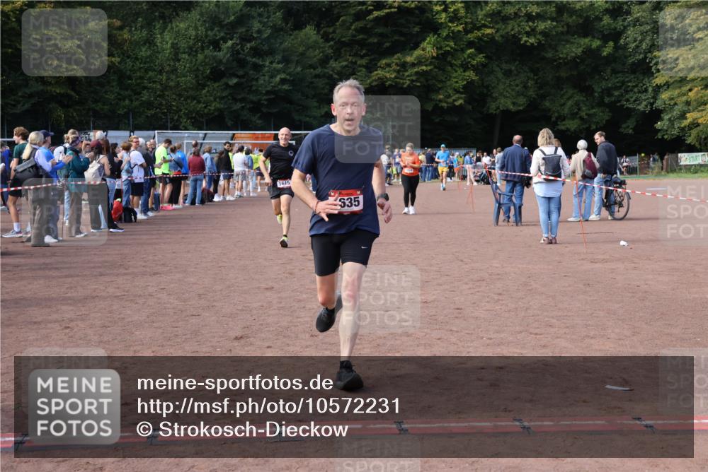 27.09.2026 - 35. Volkslauf durch das schöne Alstertal Strokosch-Dieckow http://msf.ph/oto/10572231 27.09.2026 12:21:36 Ziel 1059, 1615, 1622, 1635, 1640 meine-sportfotos.de