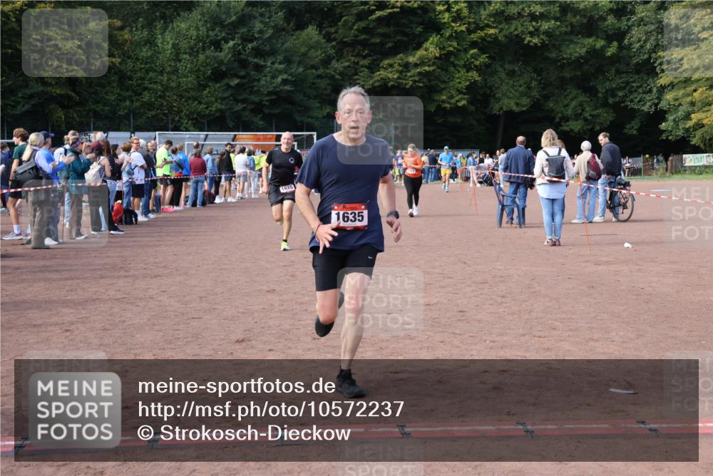 27.09.2026 - 35. Volkslauf durch das schöne Alstertal Strokosch-Dieckow http://msf.ph/oto/10572237 27.09.2026 12:21:36 Ziel 1059, 1615, 1622, 1635, 1640 meine-sportfotos.de