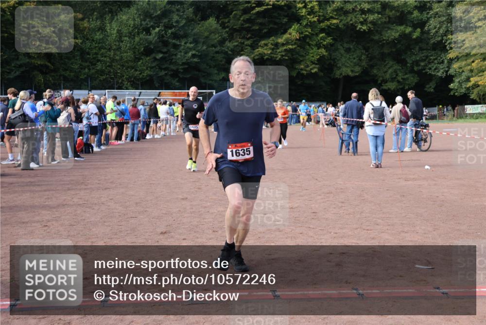 27.09.2026 - 35. Volkslauf durch das schöne Alstertal Strokosch-Dieckow http://msf.ph/oto/10572246 27.09.2026 12:21:37 Ziel 1059, 1615, 1622, 1635, 1640 meine-sportfotos.de