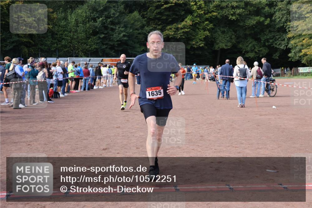 27.09.2026 - 35. Volkslauf durch das schöne Alstertal Strokosch-Dieckow http://msf.ph/oto/10572251 27.09.2026 12:21:37 Ziel 1059, 1615, 1622, 1635, 1640 meine-sportfotos.de