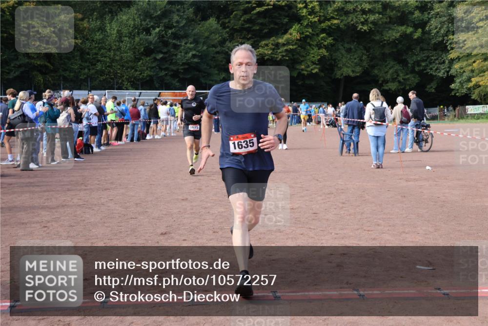 27.09.2026 - 35. Volkslauf durch das schöne Alstertal Strokosch-Dieckow http://msf.ph/oto/10572257 27.09.2026 12:21:37 Ziel 1059, 1615, 1622, 1635, 1640 meine-sportfotos.de