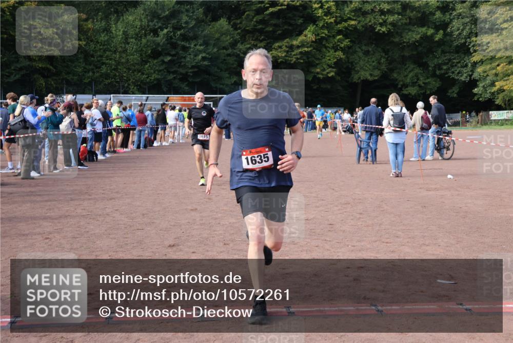 27.09.2026 - 35. Volkslauf durch das schöne Alstertal Strokosch-Dieckow http://msf.ph/oto/10572261 27.09.2026 12:21:37 Ziel 1059, 1615, 1622, 1635, 1640 meine-sportfotos.de