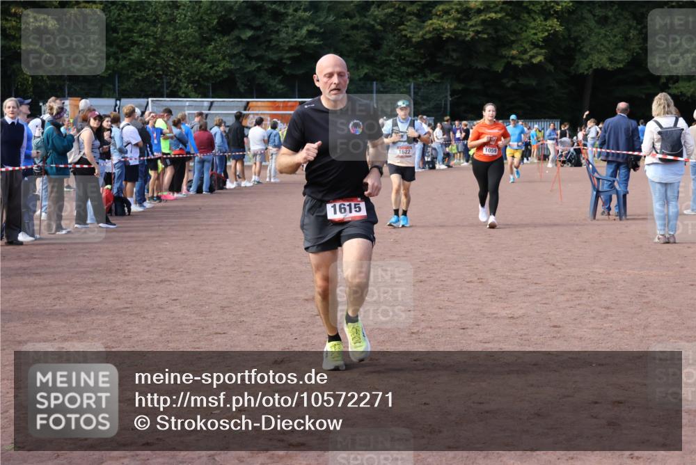 27.09.2026 - 35. Volkslauf durch das schöne Alstertal Strokosch-Dieckow http://msf.ph/oto/10572271 27.09.2026 12:21:39 Ziel 1059, 1615, 1622, 1635 meine-sportfotos.de