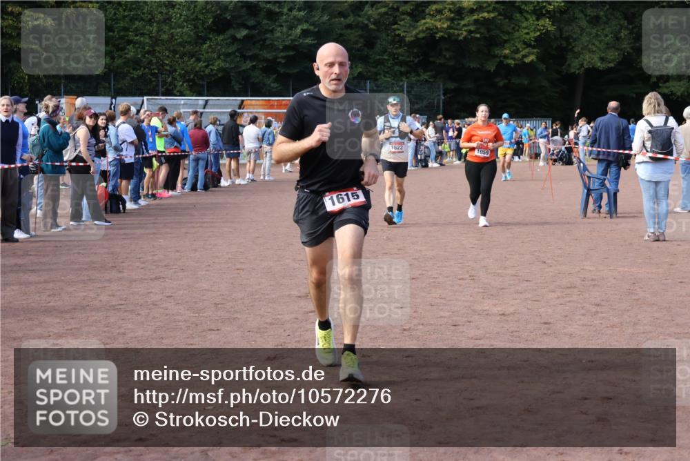 27.09.2026 - 35. Volkslauf durch das schöne Alstertal Strokosch-Dieckow http://msf.ph/oto/10572276 27.09.2026 12:21:39 Ziel 1059, 1615, 1622, 1635 meine-sportfotos.de